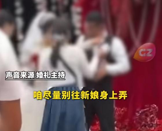 5月21日报道，江苏徐州，一对新人结婚，在举行仪式时，一位宾客竟把鸡蛋扔到新娘身
