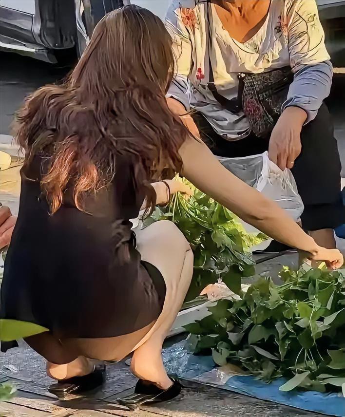 穿衣自由和伤风败俗中间就差0.01毫米布料所谓光腚裤漏腚裤本质就是把遮