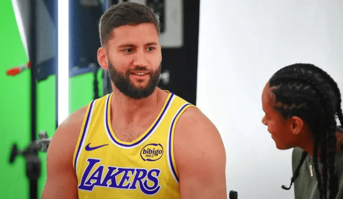 NBA常规赛，湖人119-95战胜雄鹿。赛后，主教练JJ-雷迪克接受了记者的采