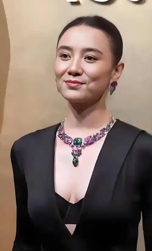 手握金鸡、白玉兰的宋佳竟然也没戏拍了？她在访谈里的一句大实话，彻底撕开了影视圈的