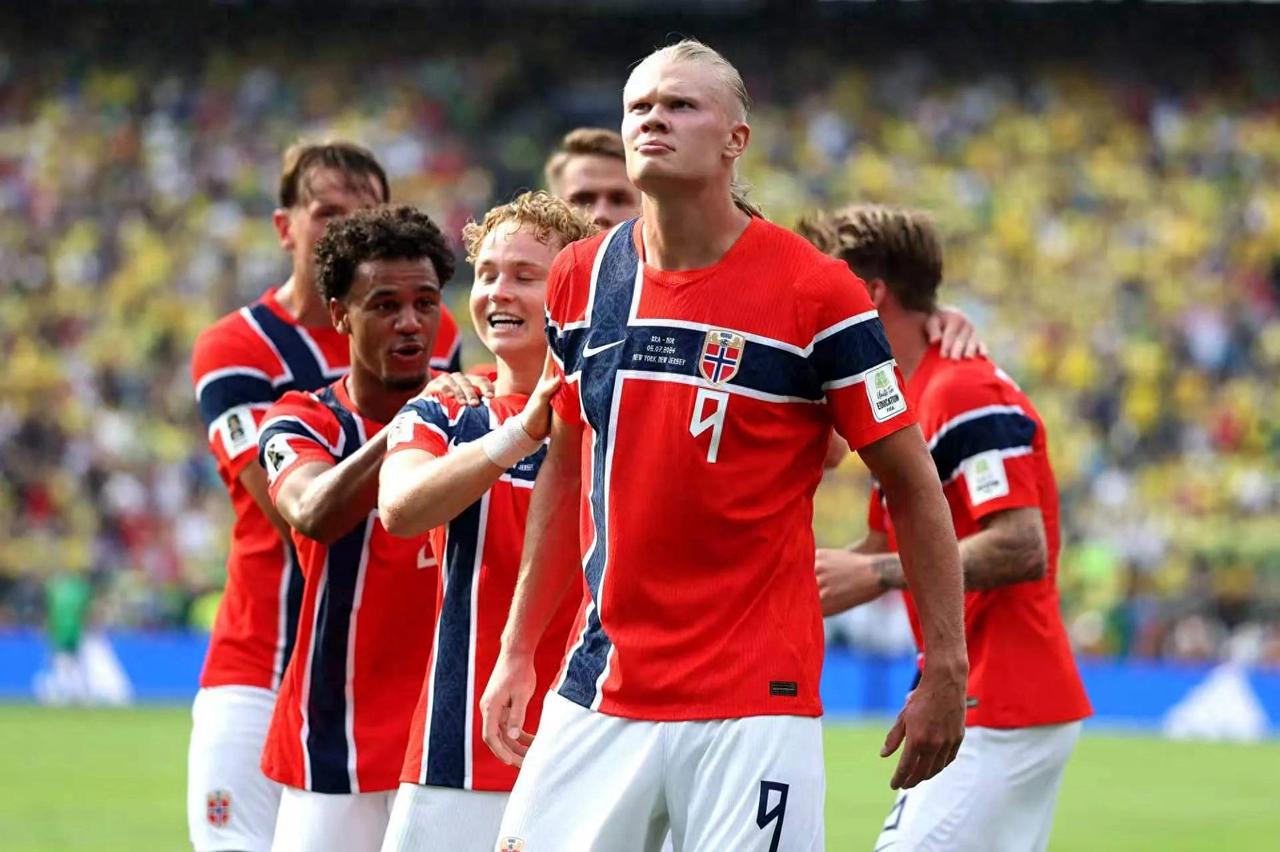 5次世界冠军，FIFA排名第6，身价几十亿的豪华阵容。对面呢？排名第31，28年