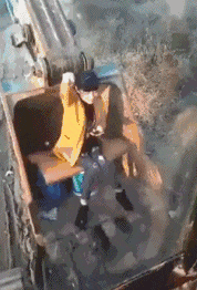 爆笑GIF: 虽然你违规停车了, 但是我没有违规走路啊