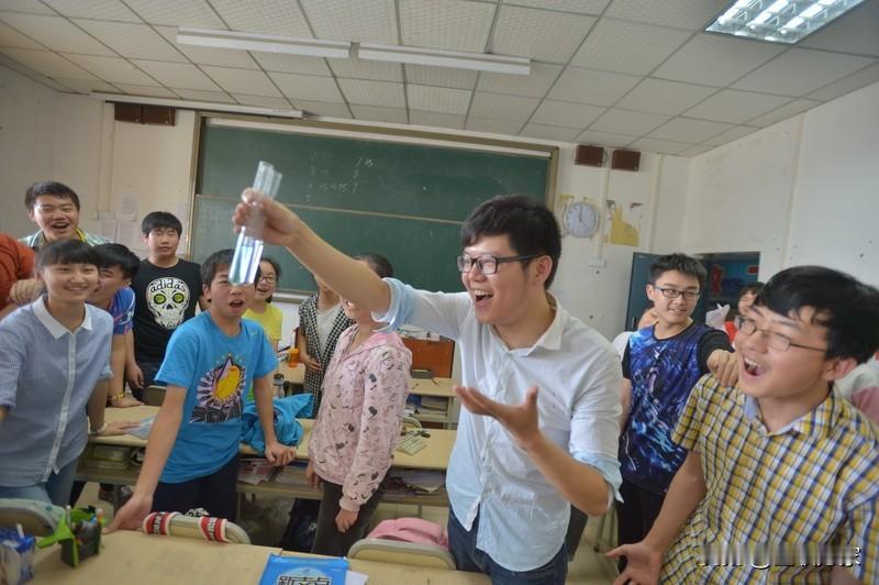 成都最近的事儿可太抓马了！先是高中男老师和女生在办公室行为不雅视频流出，这老师还