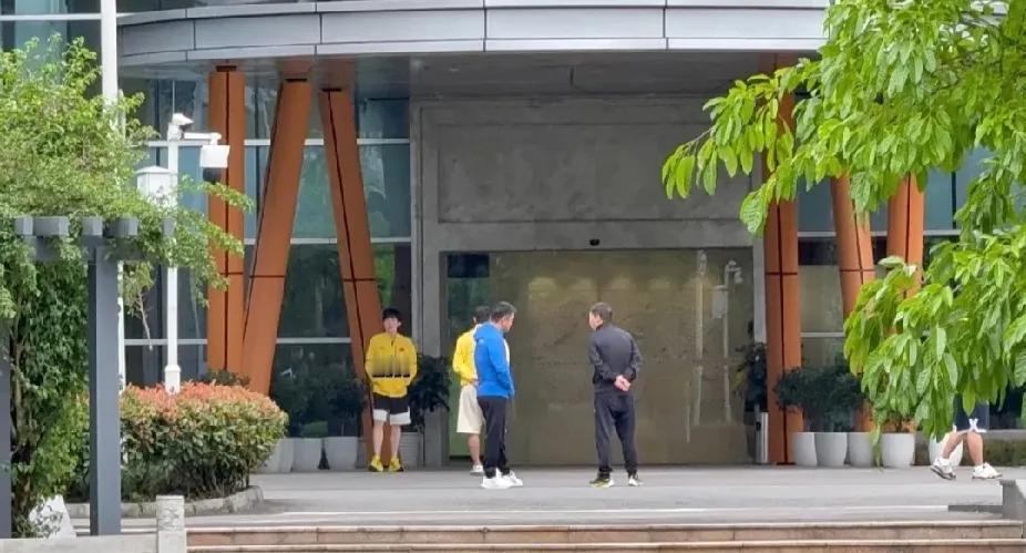 看“美团”早会啦今儿一大早，“美团”的早会可热闹。咱“大头”到得那叫一个早
