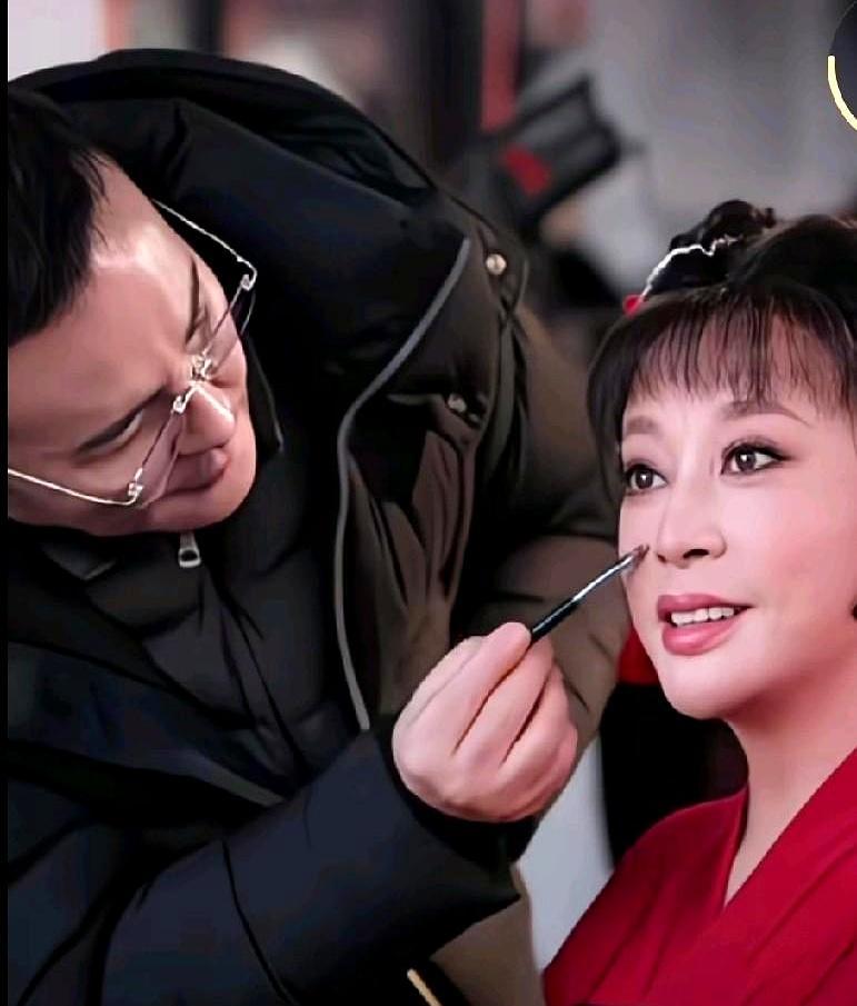 75岁强演少女，给小12岁的演员喊太后。桃花树下，重度柔光试图掩盖岁月的沟