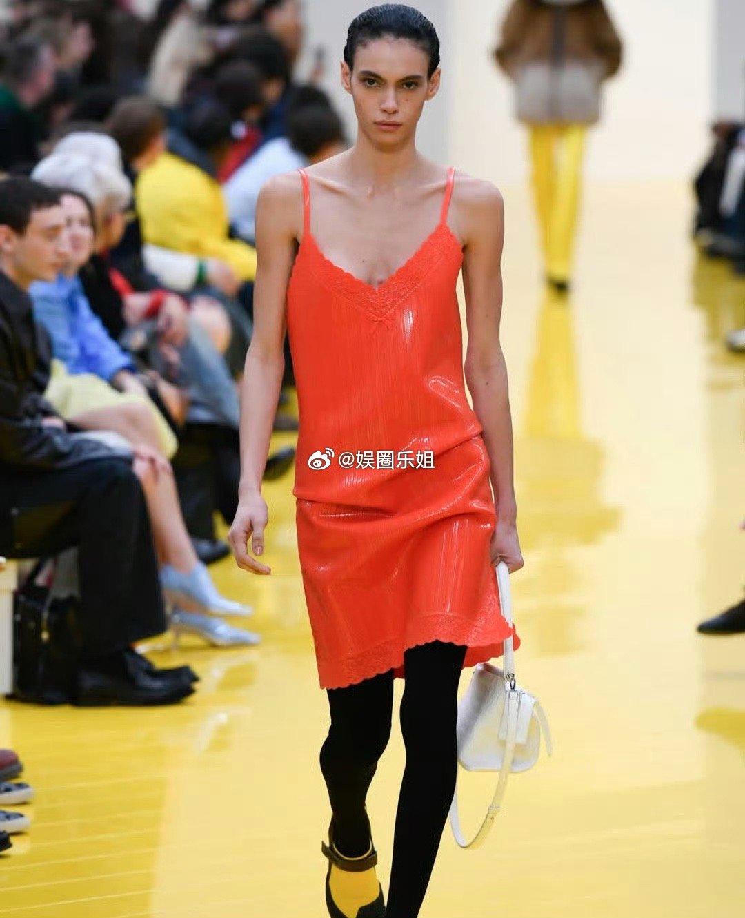 直击时尚幕后｜罗意威2026秋冬时装秀“将玩趣视为一种严谨的实验与问题解决的理