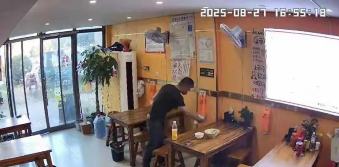 老板曝光顾客5分钟用了40张纸巾，律师提醒店家曝光视频有风险：“如果食客在餐馆内