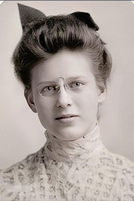 1962年，胡适去世，他的情人韦莲司故意给江冬秀寄去一大箱东西，火冒三丈的江冬秀