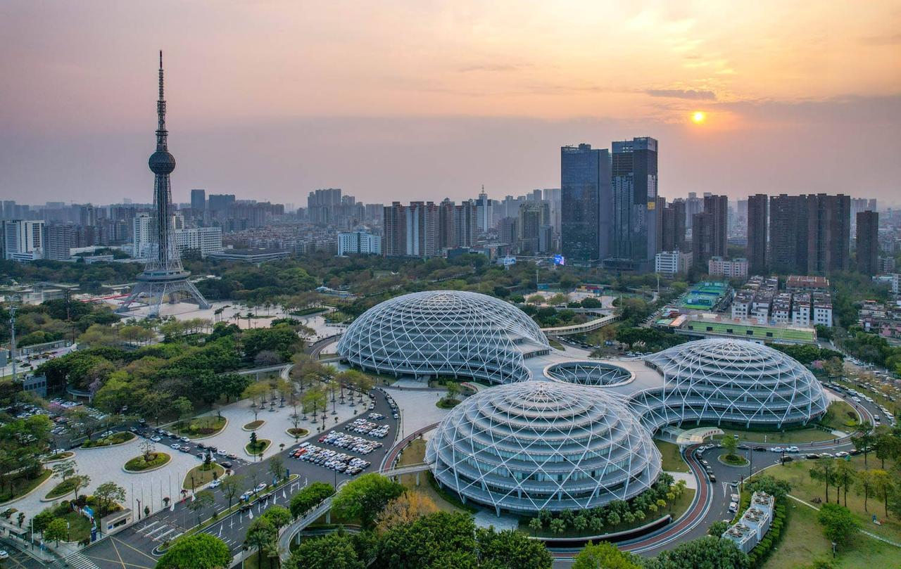 我们大佛山在广东的第三城地位保不住了！2025年，广东主要城市的GDP公布了，佛