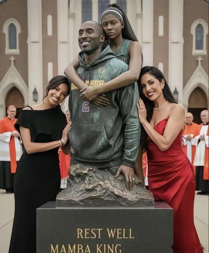 科比的妻子瓦妮莎与女儿与科比雕像的一张留影，毫无违和感，令人动容的一幕