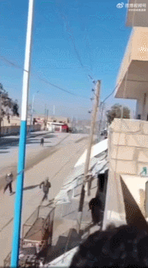 据媒体报道，由于叙利亚过渡政府军与“叙利亚民主军”在哈塞克省的霍尔难民营发生激烈