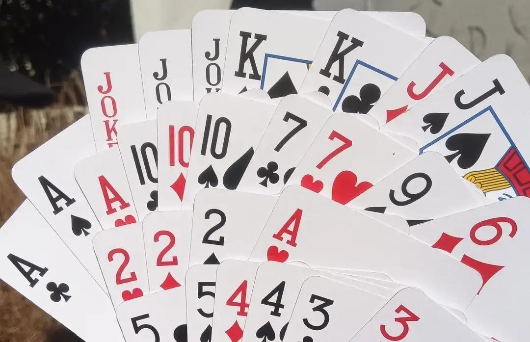 打掼蛋，炸弹捏在手里才是错的。去年全国赛冠军王磊，靠一手“拆炸诱敌”横扫牌