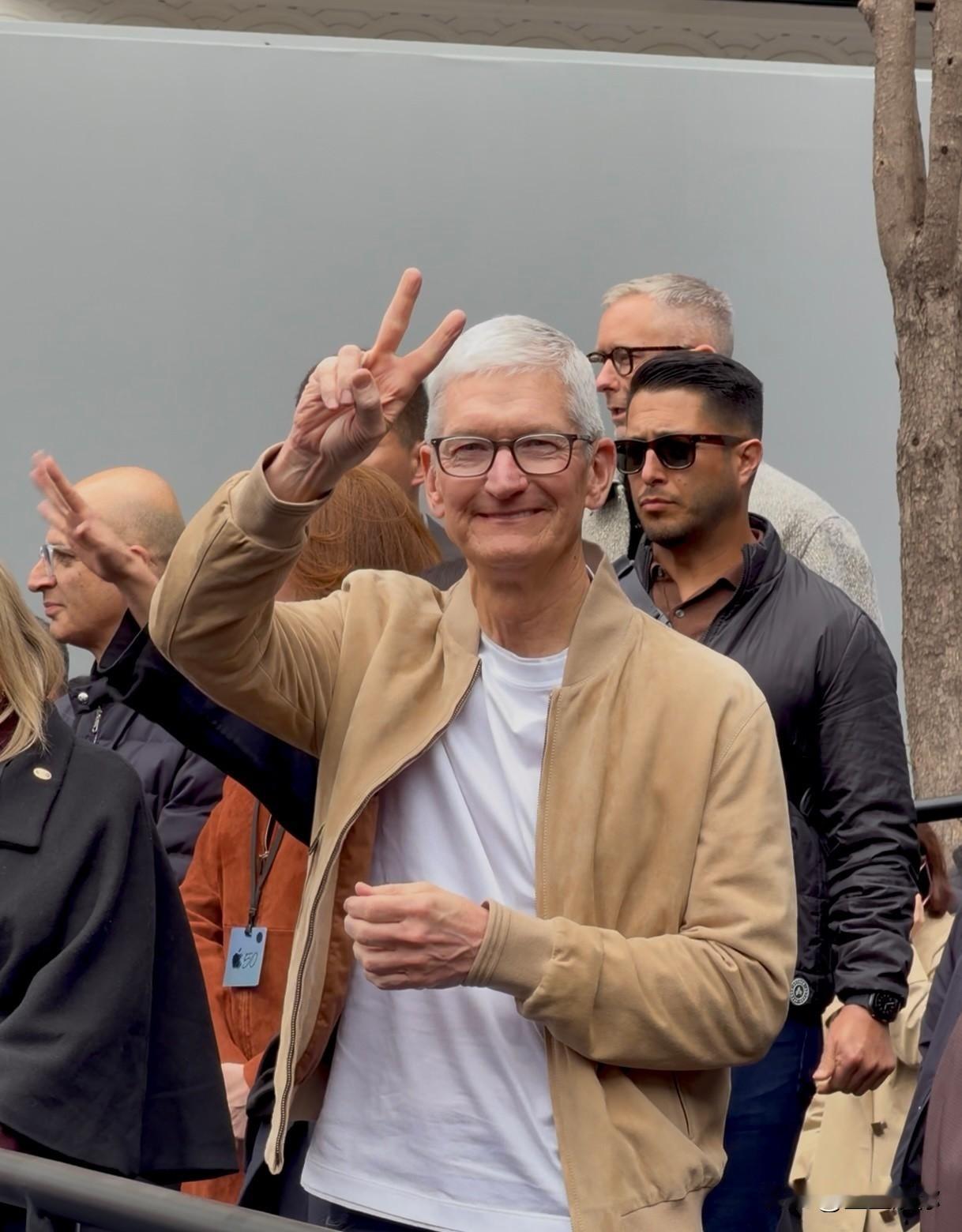 蒂姆·库克正式卸任苹果CEO，自2011年接手乔布斯的苹果，十五年间书写传奇。将