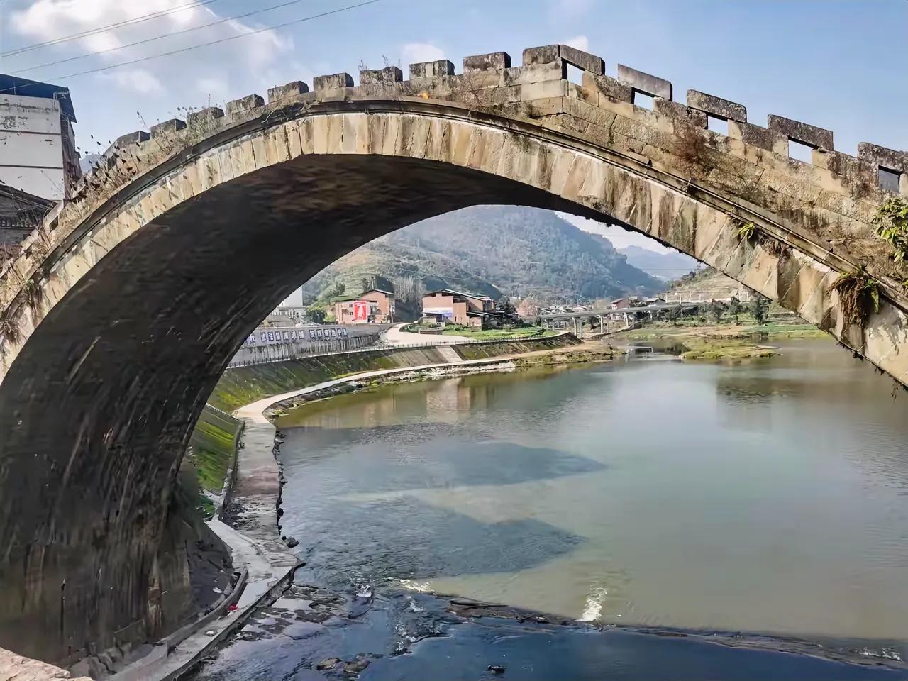 高拱桥：岁月沉淀的水乡明珠在达川区大风乡，高拱桥静卧于悠悠岁月之中，承载着深