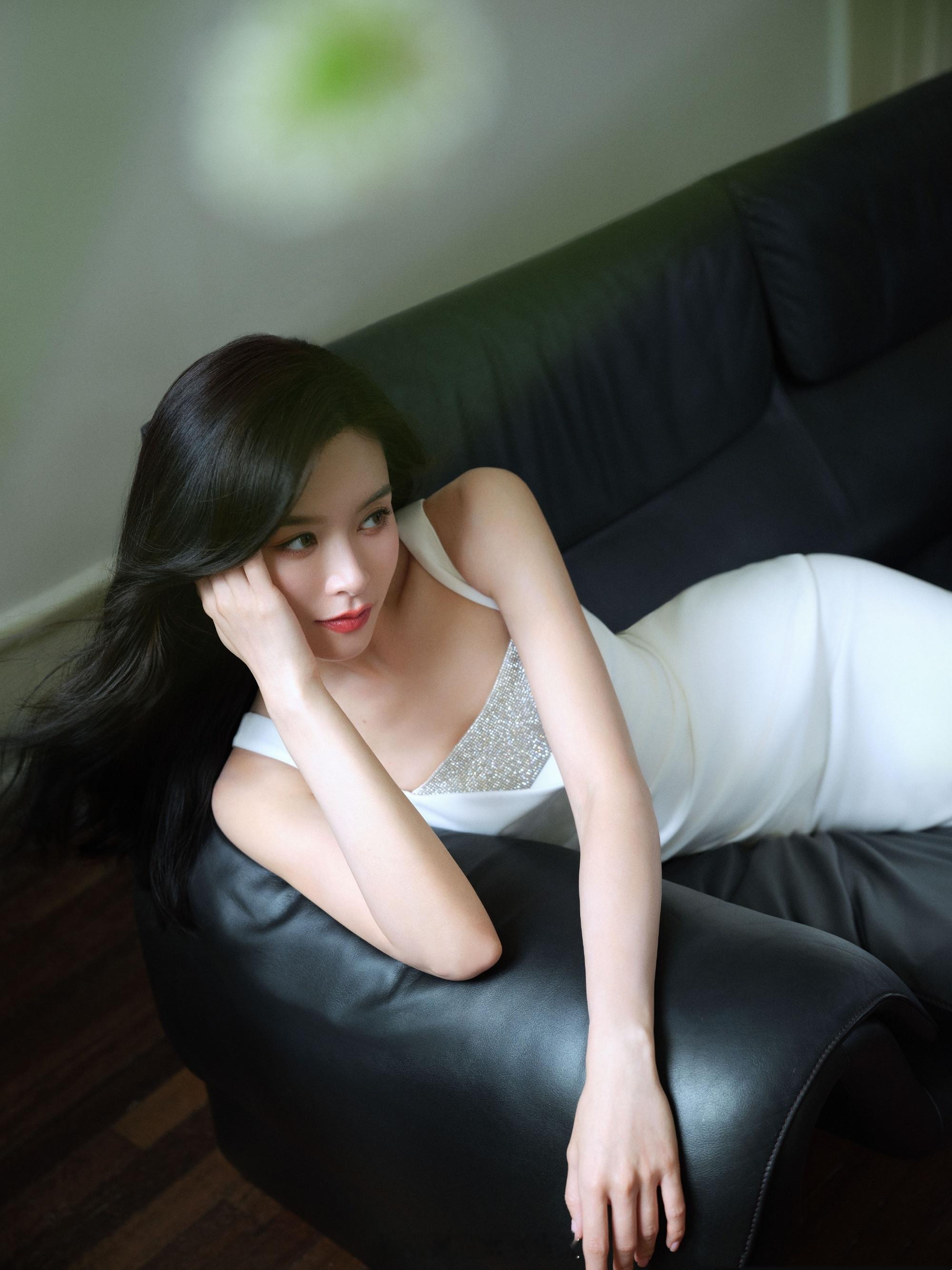 文咏珊白色吊带裙优雅写真​​​