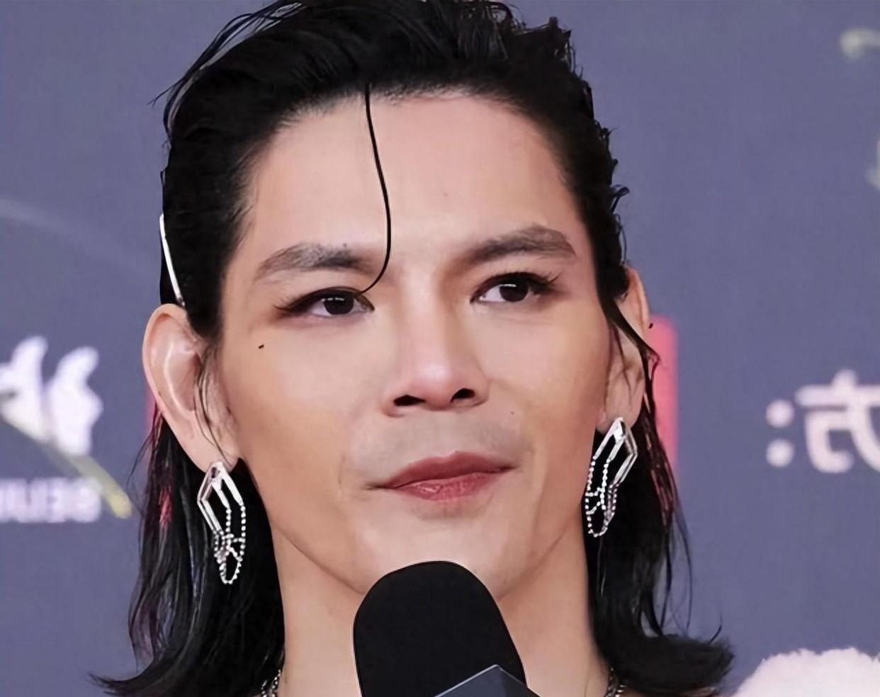 向佐道歉！对不起100遍！微短剧盛典突发惊险一幕：向佐即兴秀功夫，一记高踢腿直