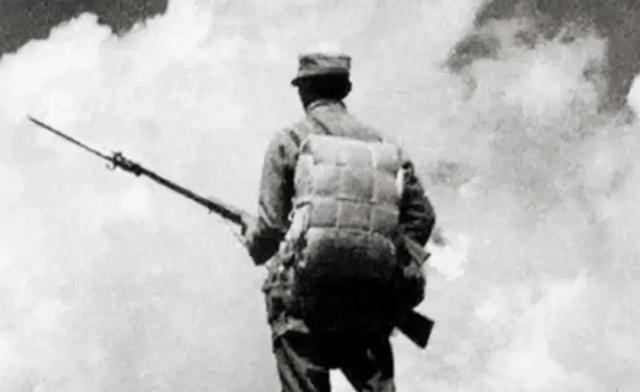 1940年，一八路军侦察员一口气跑到悬崖边，回头一看，吓了一跳，看着身后密密麻麻
