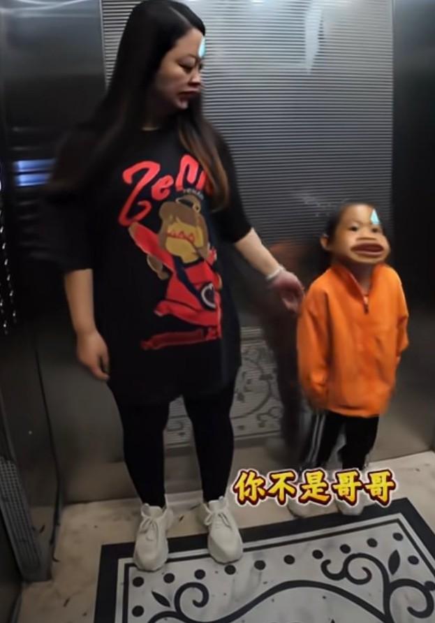小女孩在电梯里与外卖小哥搭话，没想到小女孩句句出暴击，妈妈见状，连忙带着女儿逃
