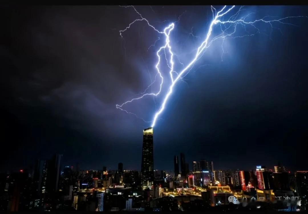 沈阳人慌了！刚开春雷暴不断，5月2日雨神驾到，天气预报都不管用了？[呲牙笑]