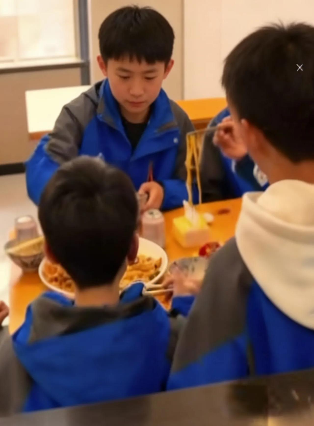 仨学生只点一碗面分着吃，老板8次加面，真相看哭多少人？陕西西安，2026年3