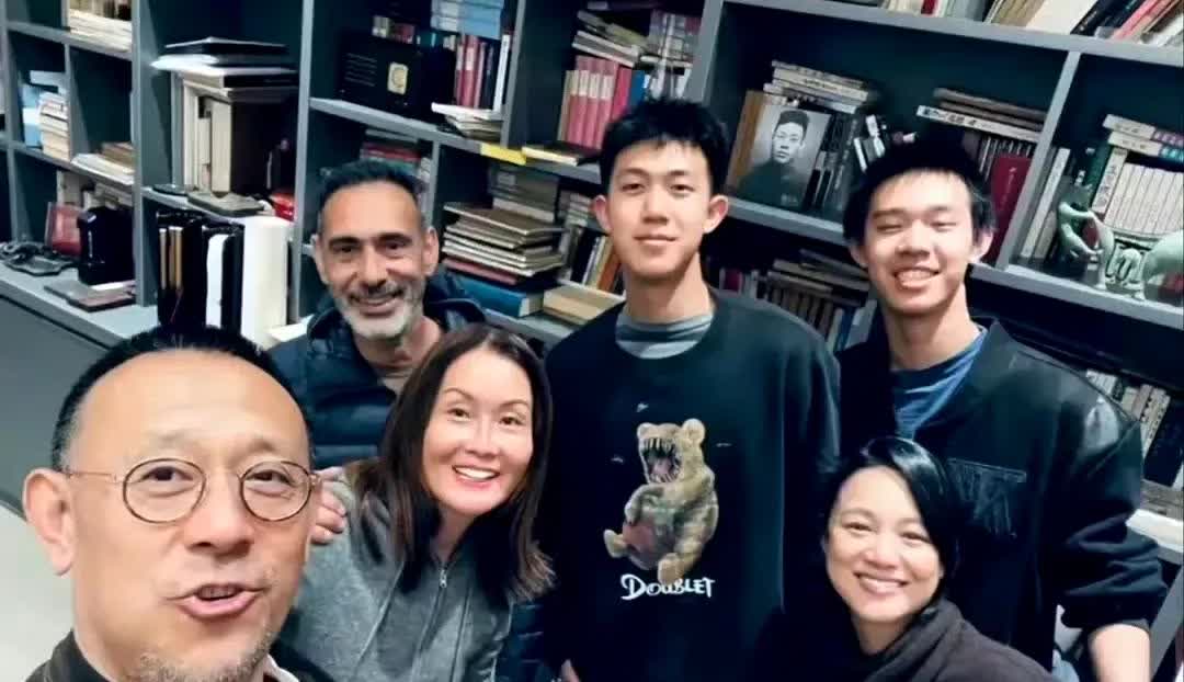 姜文的两个儿子明明是叫姜马虎、姜三一，怎么以前老是被传成什么姜太郎、姜次郎，看来
