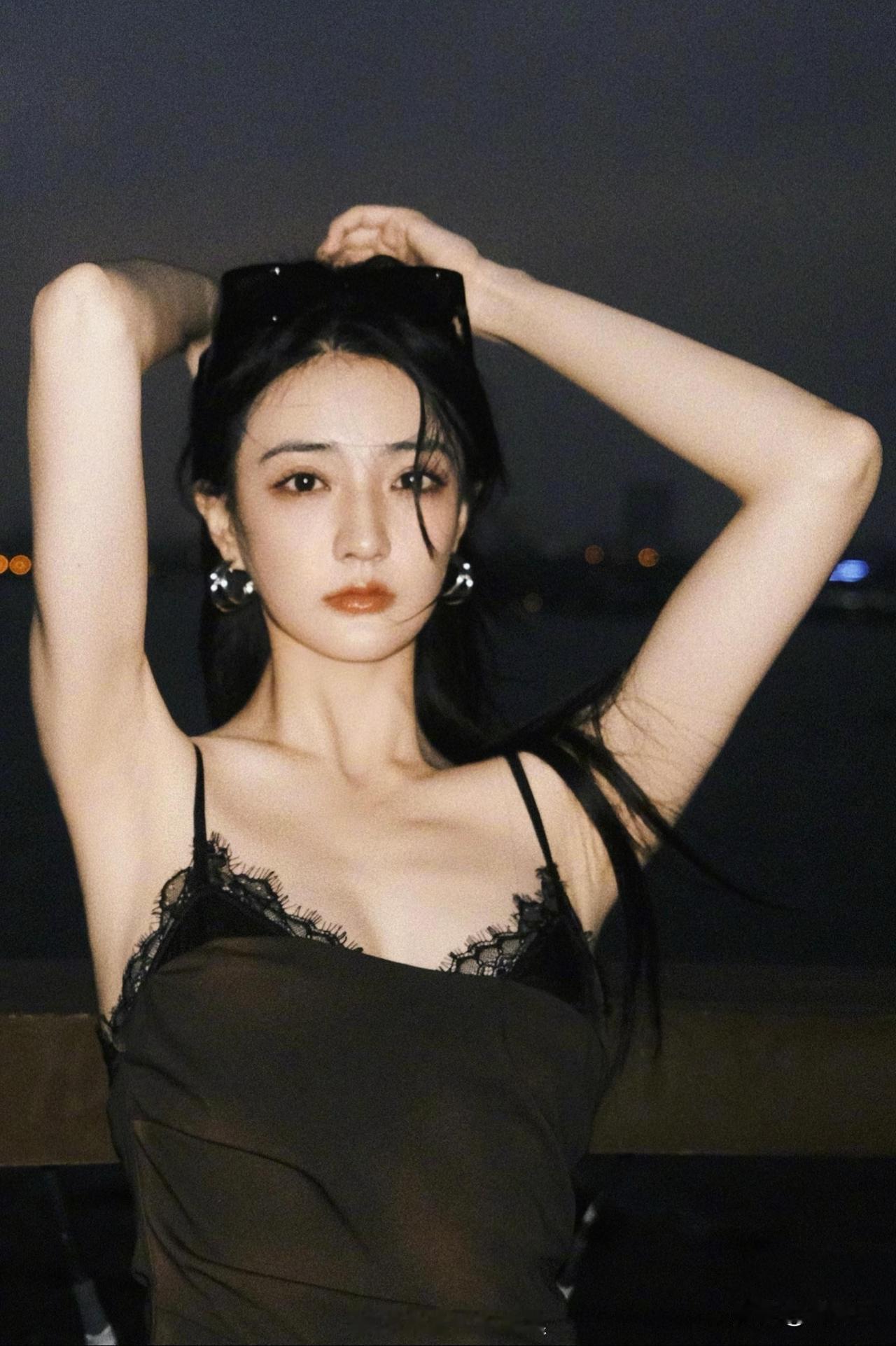 徐璐人间水蜜桃，美的好权威。这组暗黑风是徐璐在时尚领域的新尝试——她曾被贴上