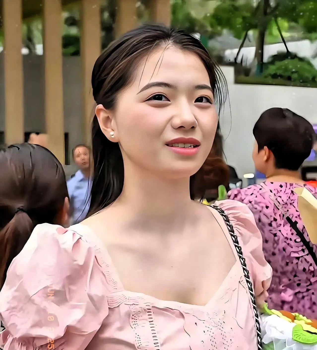 四川一位大学三年级的小姐姐，在考场外等着她正在参加高考的妹妹。救命！考