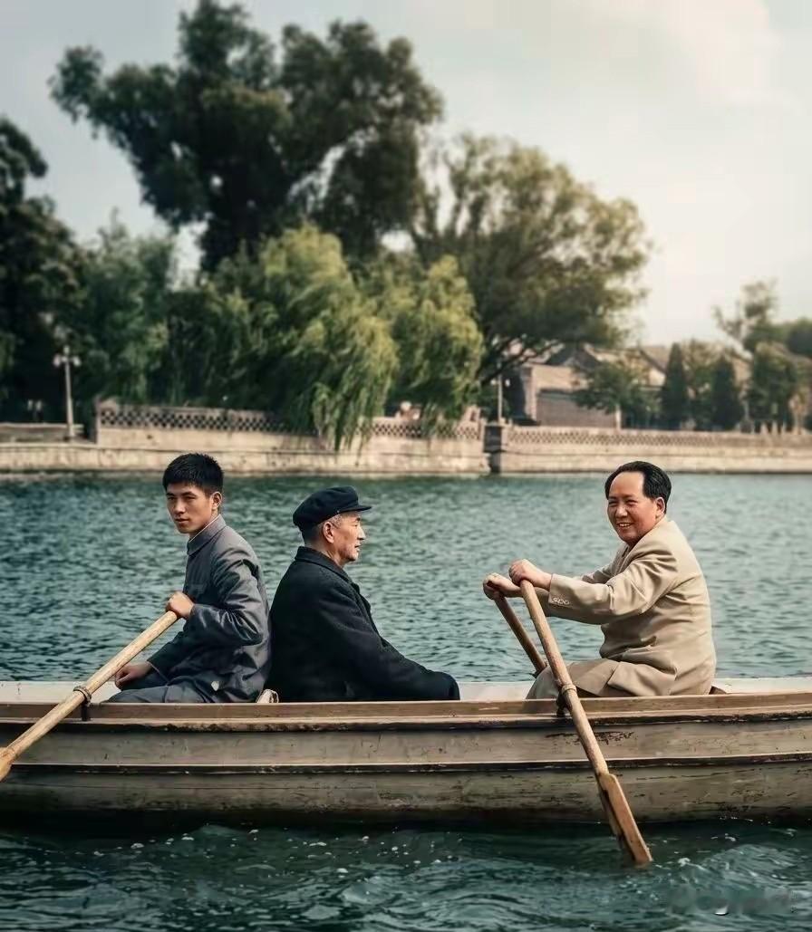 与毛主席一起乘船，并且毛主席亲自给划船的这位老者，一定是德高望重，深得主席敬佩之