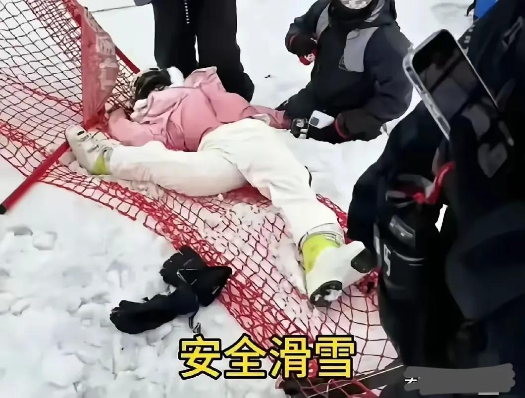 近日，一女孩子在吉林北大湖滑雪场滑雪上了热搜。原因是女孩子在滑雪的过程中受伤