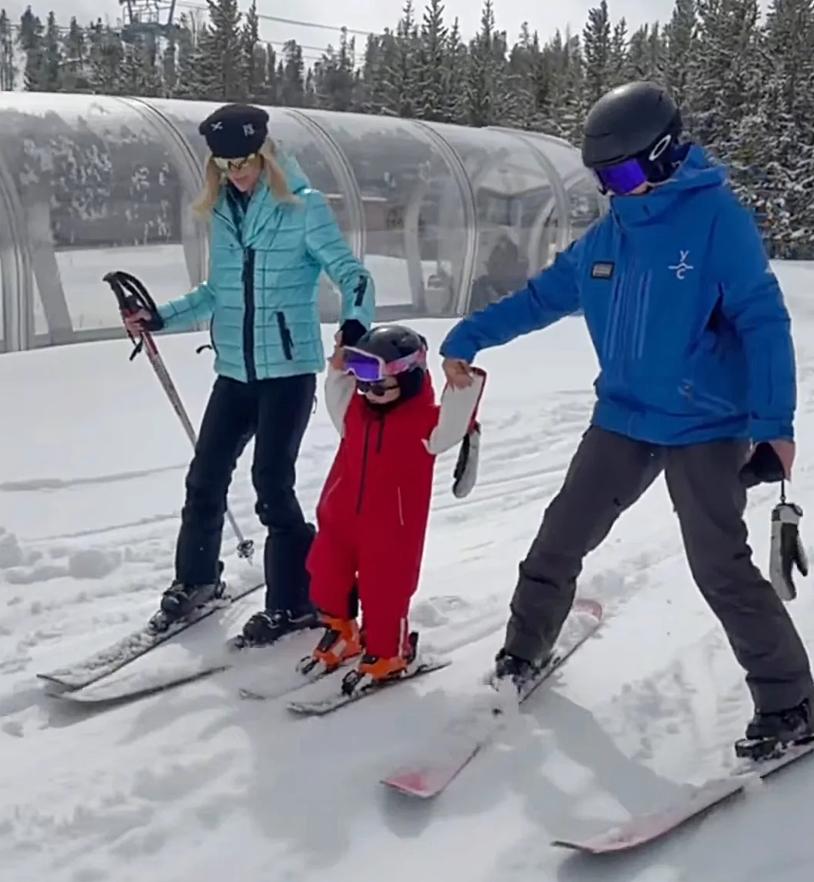 初代网红现在还这么能打，来看看帕丽斯·希尔顿最新晒娃视频。她这次带孩子去滑雪，全