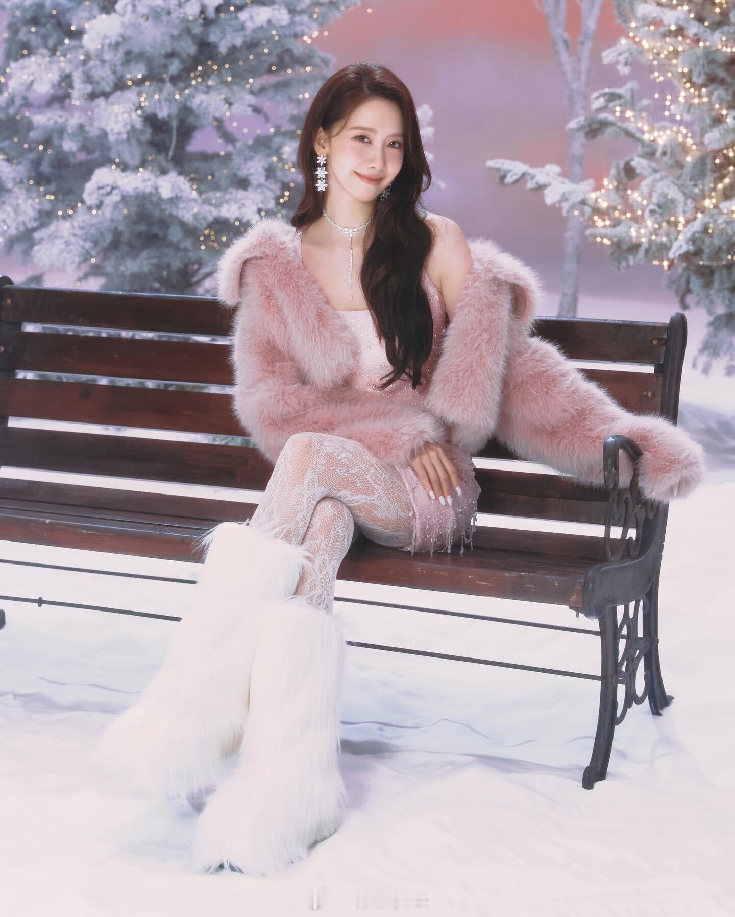 林允儿白色蕾丝美腿