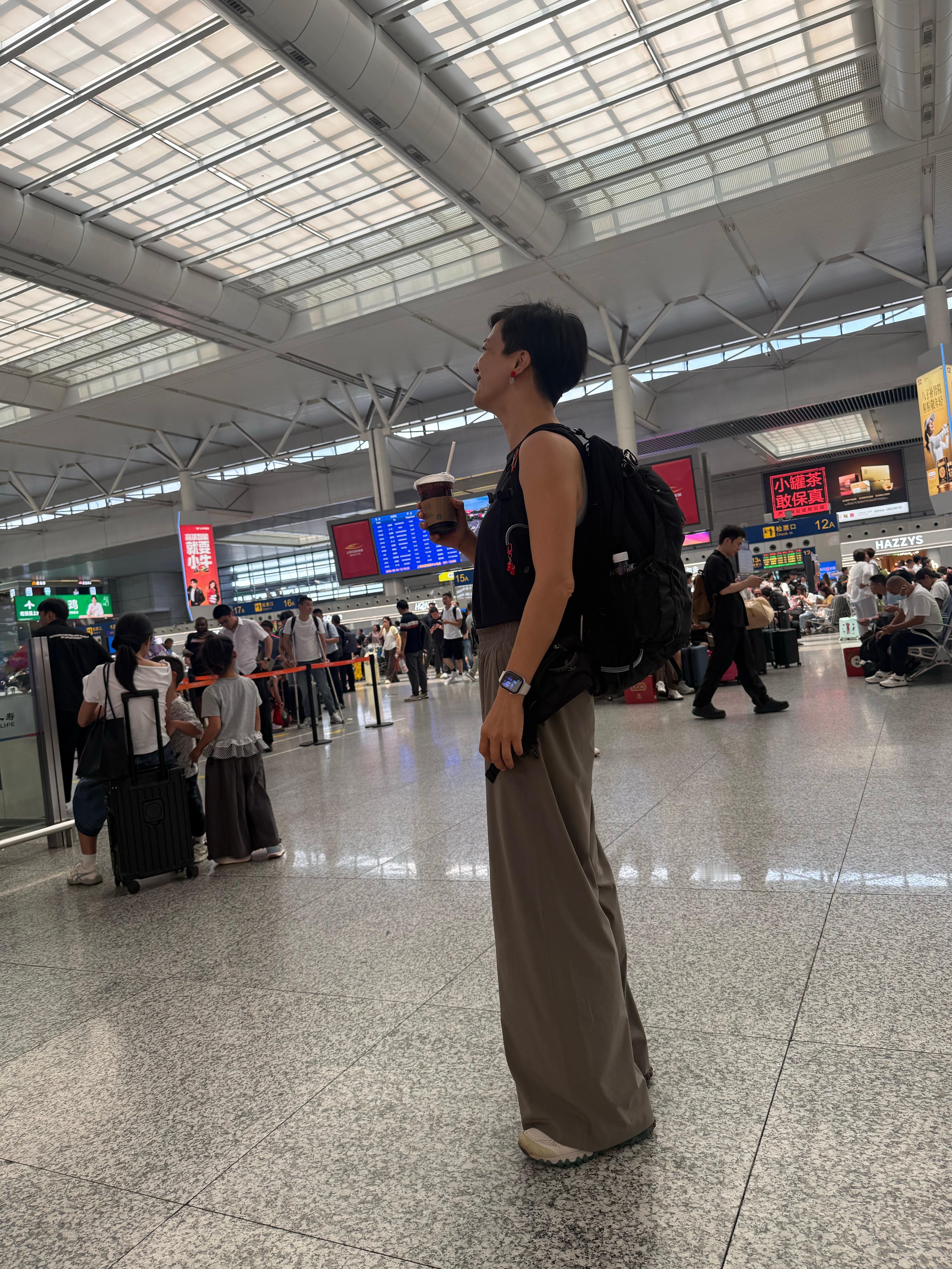 小陈：你就穿这样去爬山？我：不，这是高铁look。