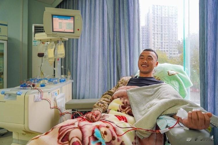 “这才是人民日报该报道的新闻！深夜，一名现役军士跌跌撞撞闯进武警支队求助。他没有
