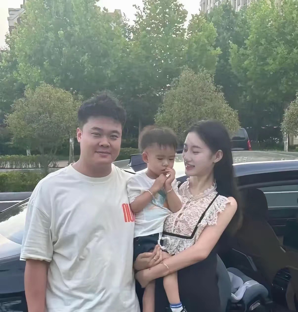 妈妈的高颜值也没打过爸爸的基因事实证明，是亲儿子无疑​​​