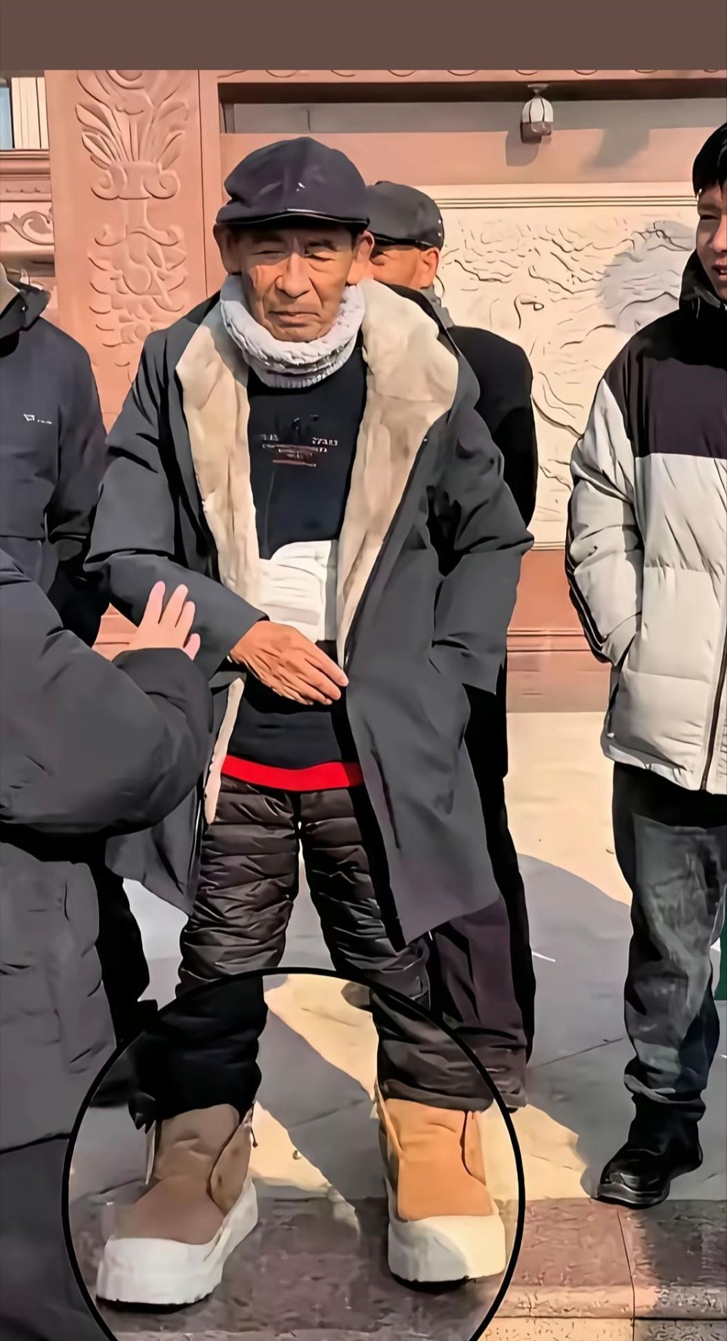 2016年，撒贝宁问刘强东：“你事业这么成功，为啥父母还在乡下住？”刘强东说：“