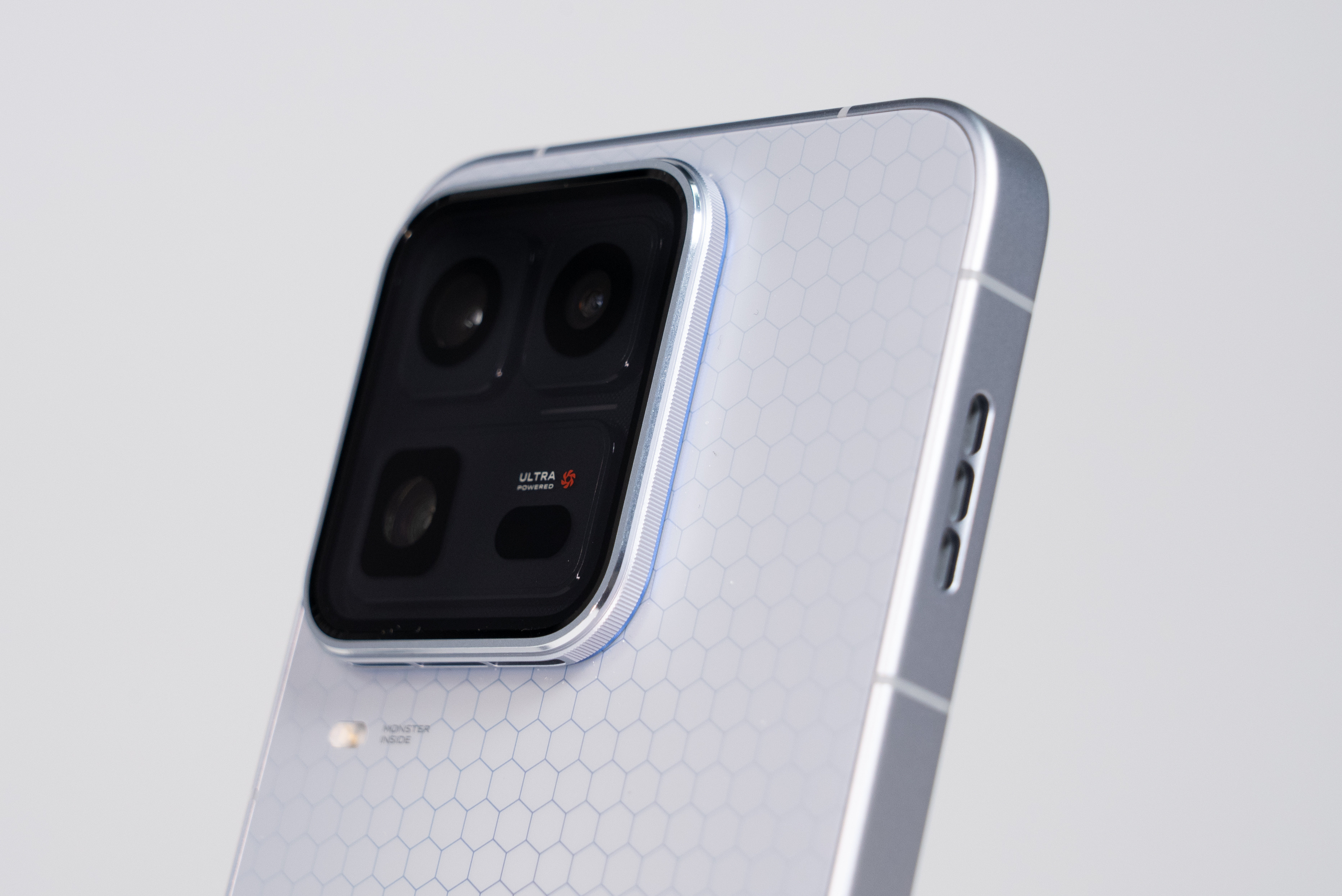 收到了iQOO15Ultra银色版本这台手机设计很科幻感，机身后盖下暗藏