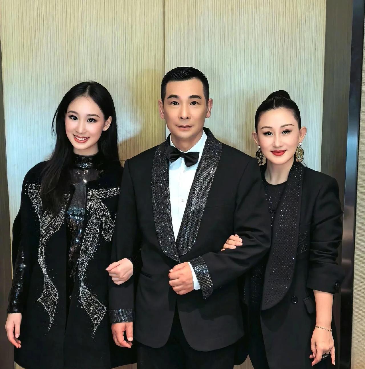 真是越来越不理解赵文卓了明明53岁的人了发缝显宽，身材发福，男演员老年常见的