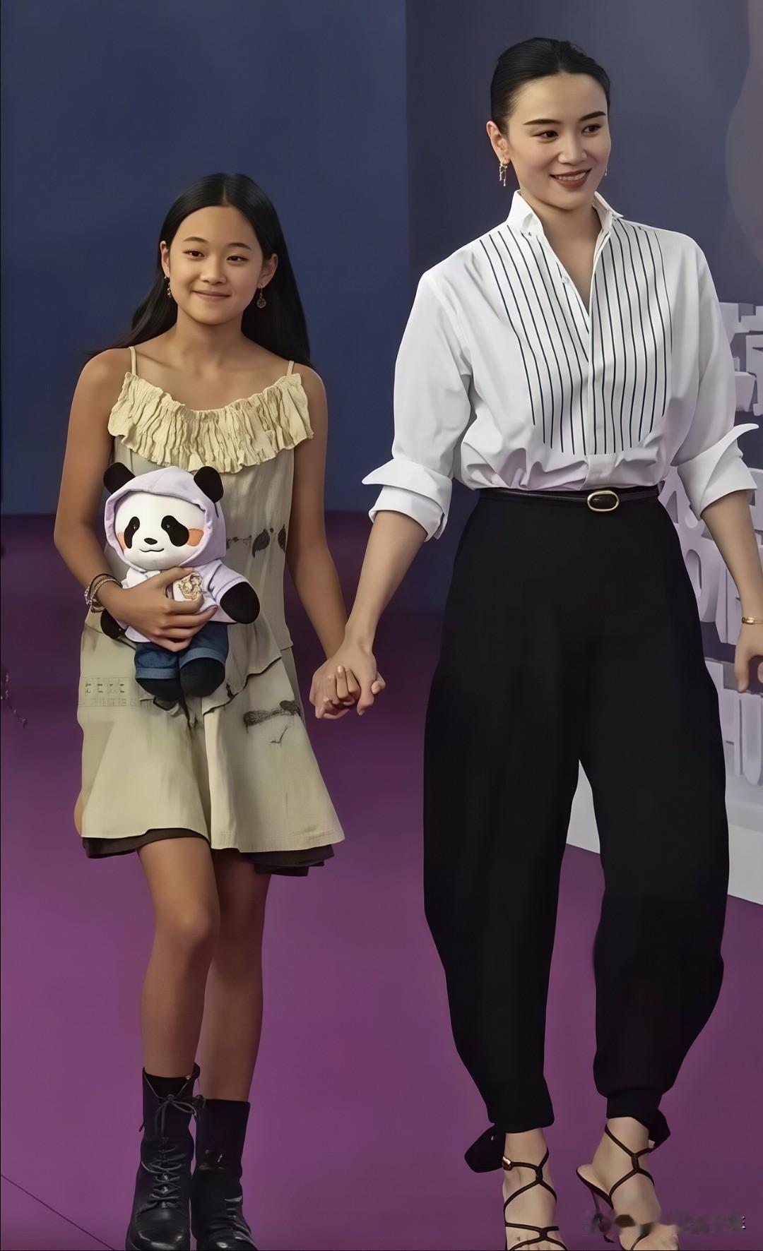 百花奖现场这幕太戳人小姑娘的高光时刻好暖梅婷想必也未曾料到，女儿曾慕梅人生
