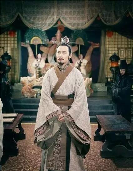 “他落魄归家，嫂子当面泼水赶人；一年后六国相印挂满身，嫂子跪爬三里奉羹——苏秦却