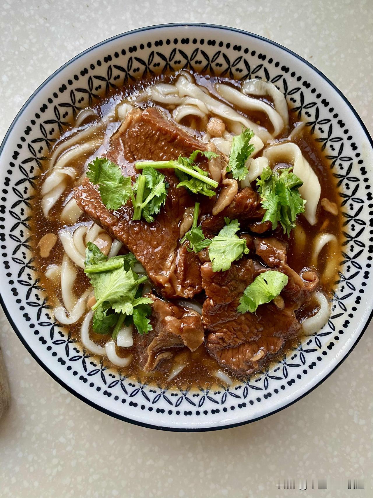 我们家吃面条从来都是自己手擀面，总觉得还是自己擀的面条好吃。水开下手擀面，开锅两
