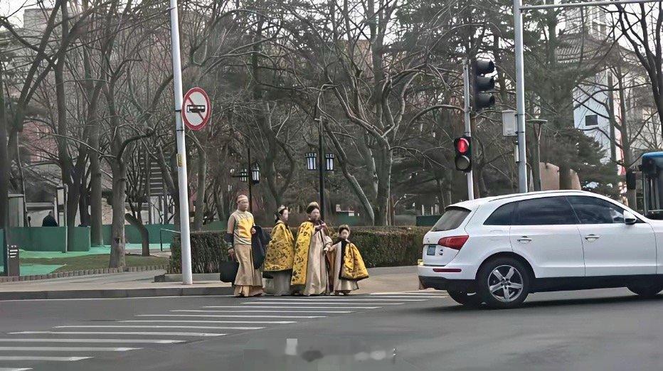 确认过眼神，是来北京旅游的一家子！连过个马路都走出了“全员打卡”的气势，这必须是