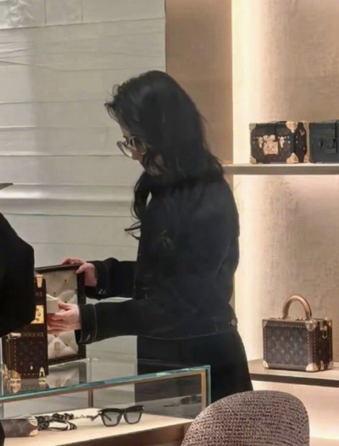 这和十几年前有什么区别，如出一辙的模糊画质，我菲又又来三里屯shopping了