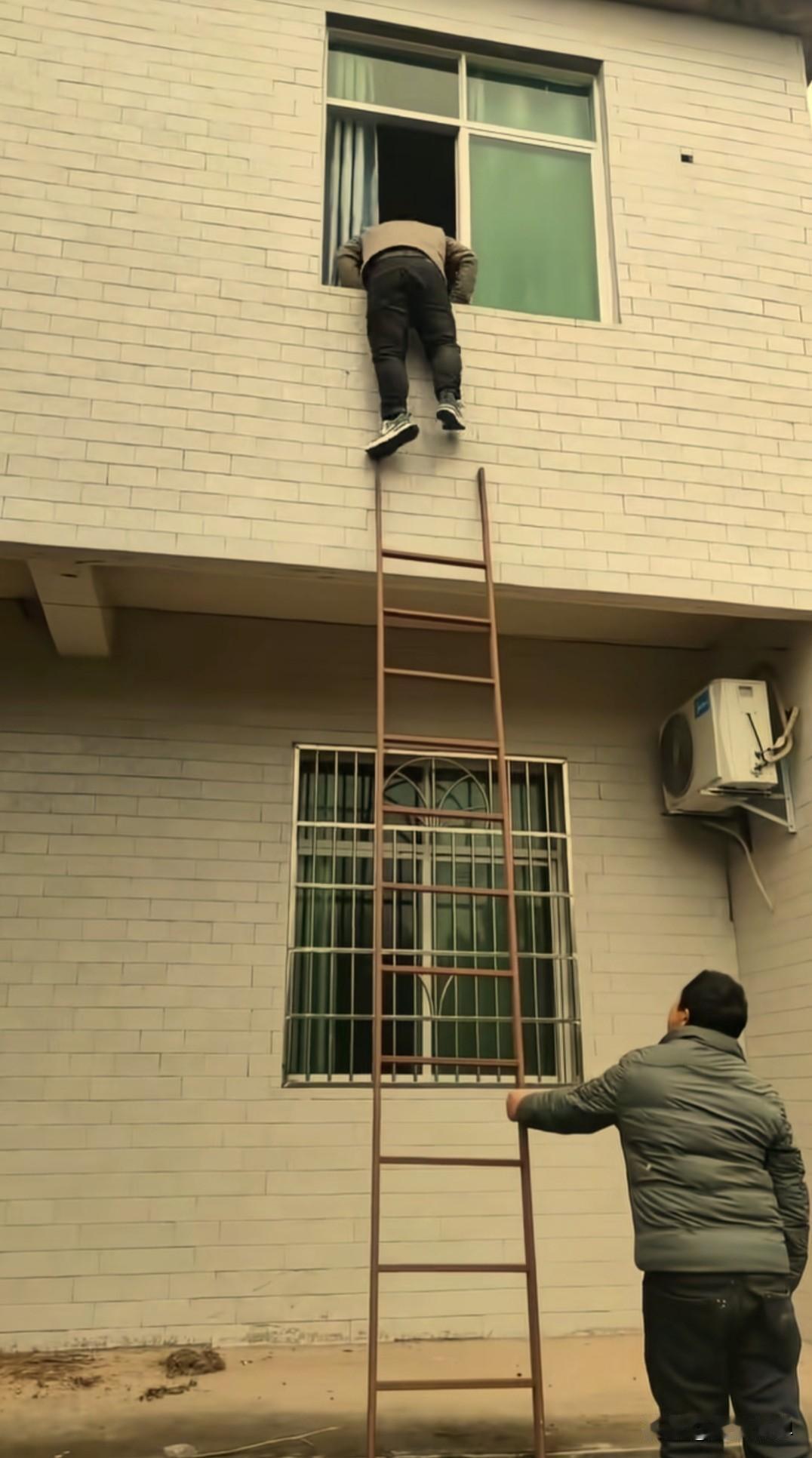 父母离世后他闭门四个月不出，大年初一哥哥们爬窗拉他出来近日，在湖北咸宁，大