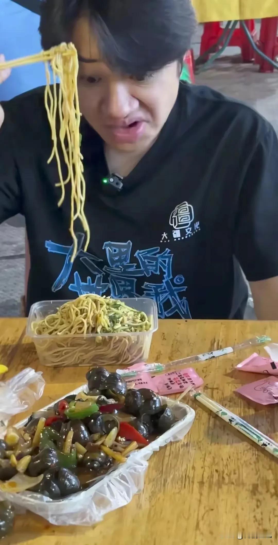 不得不说，王祖蓝真的很牛，编剧、导演、演戏样样精通，而且还做到TVB的高层，如果