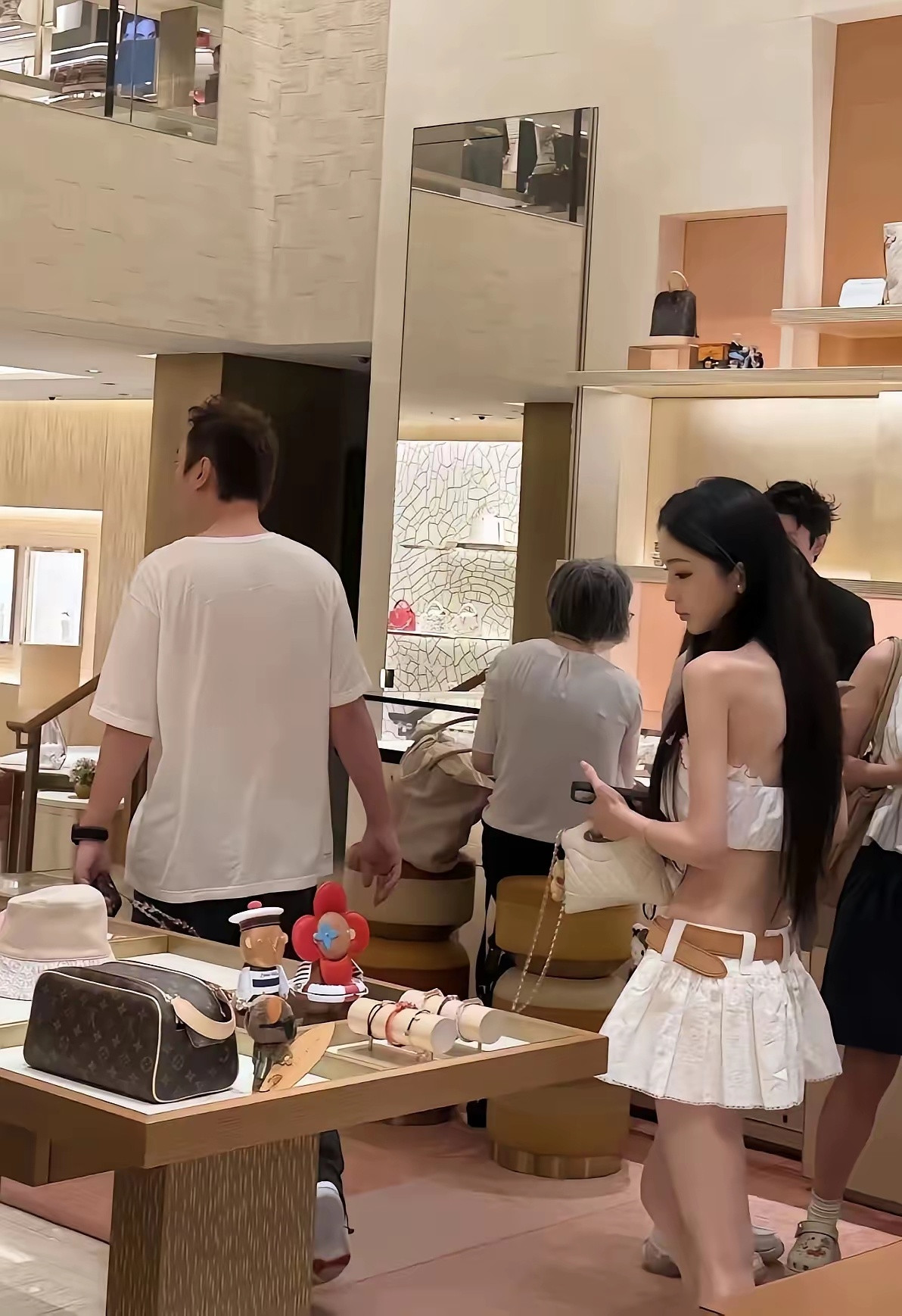 王思聪带新女朋友露面感觉小王这辈子没白活呐就是这个新女朋友的身材看着有些可怕啊腰