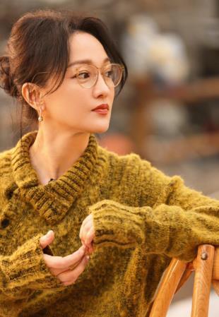 曝某影后录节目上厕所要清场有网友爆料，某符合“华语三金或欧洲三大电影节获奖标准