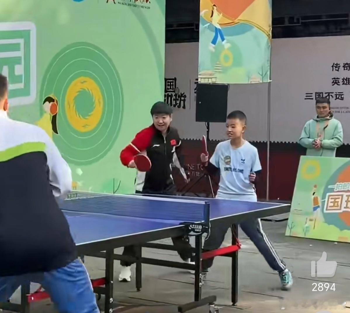 孙颖莎与被称为“小孩哥”的小学生搭档时全程弯腰接发球、半蹲讲解战术，并刻意放慢击