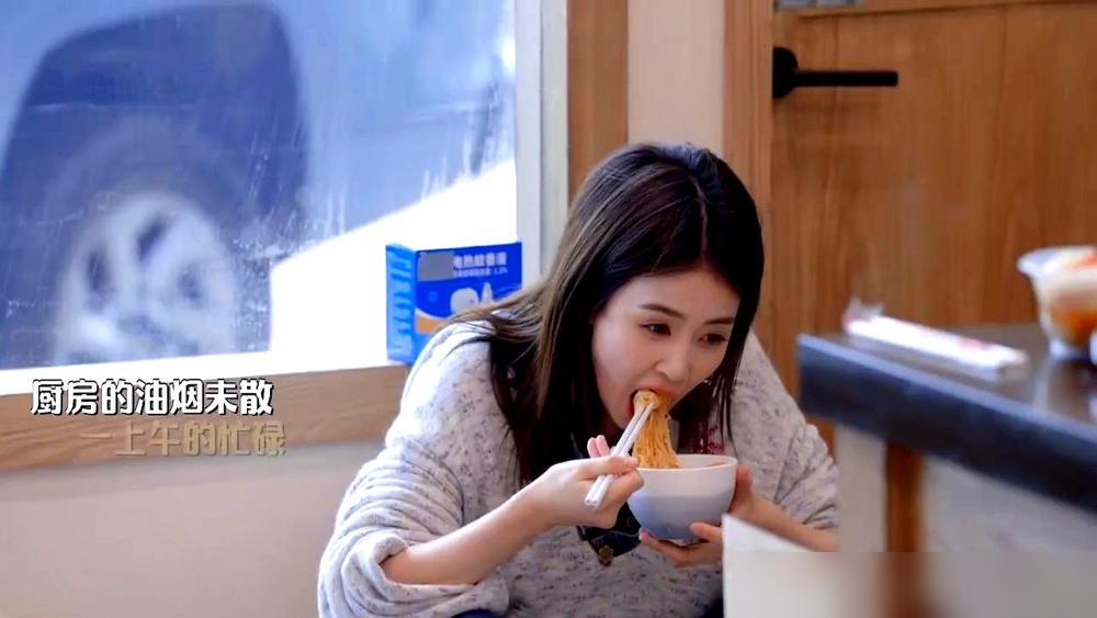 导演组私下吐槽白鹿难管。跟拍摄像被她折腾得直喘气。节目组都累瘫了。结