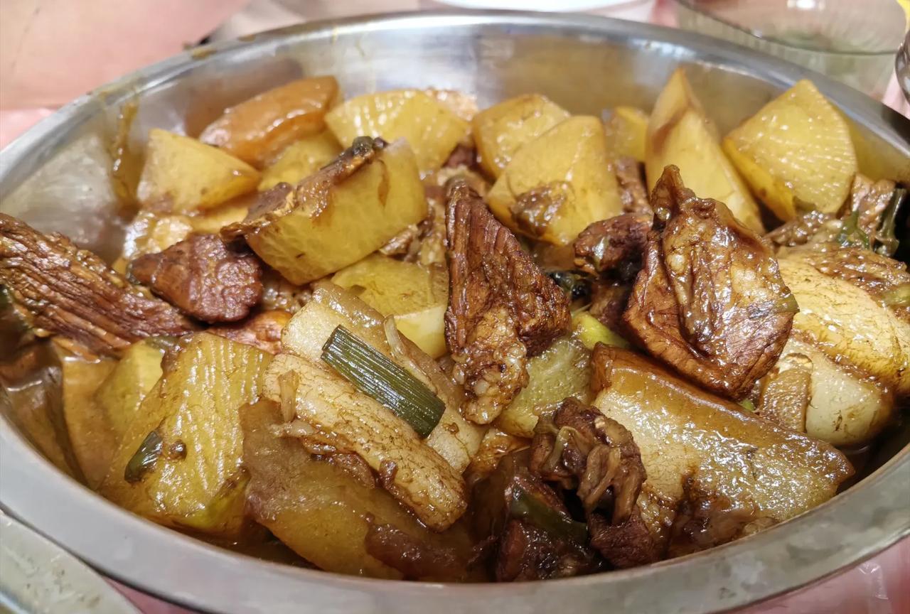 出去办事回来得有点晚，我家某人已经把晚饭的菜搞定了！腌黄瓜、红烧小鱼，萝卜烧肉