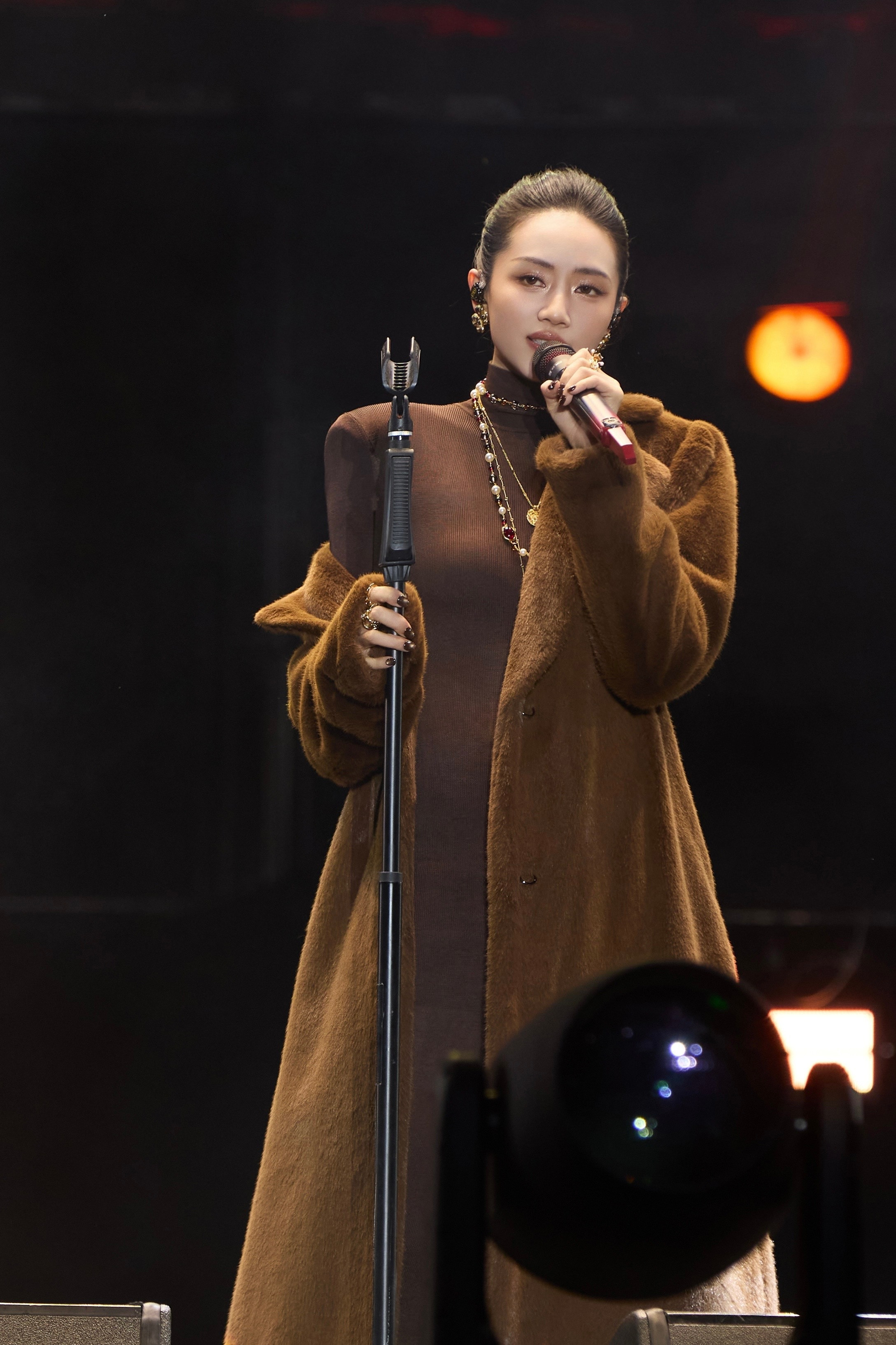 刘惜君新年启封，音符落进晨光，让旋律，渡一场山河万里。